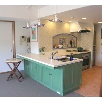 オリジナルグリーンの造作家具とタイルで南欧風リフォーム