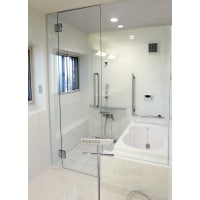 ガラス張りの開放的な水廻りを実現