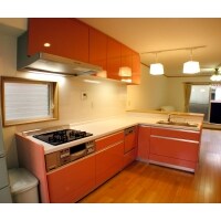 温かな赤が特徴のI型オープンキッチン