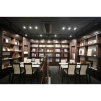 店舗事例 ショールームの顔となるカウンター&本棚