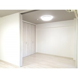 長年住まわれたお部屋を賃貸向けにリフォームいたしました。予算を抑えつつ、工夫を凝らしてできる限りデザイン性を高めたリフォームをご提案致しました。間取りは変更せず、和室を洋室に変更し、浴室以外の設備機器は全てリフォームしています。※表示価格にはこれ以外の施工も含まれております。