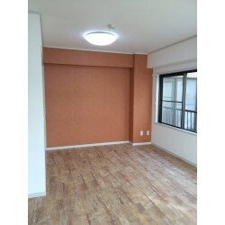 賃貸向け物件のリノベーションです。もともと和室のある２ＤＫの間取りから、洋室のみの１ＤＫへ変更しました。また洗濯機置き場と洗面台のないお部屋だったため、間取り変更と共に新設してご提案させていただきました。