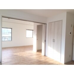 賃貸物件の２ＤＫをウォークインクローゼット付きの広々とした１ＤＫへリノベーションしました。※表示価格には、これ以外の施工も含まれております。