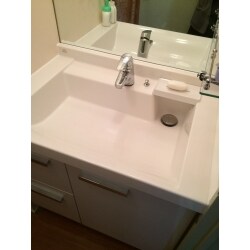 洗面台の交換・トイレの交換・木部の塗装工事・一部クロスの貼り替え・照明器具の交換などを行いました。※表示価格には、これ以外の施工も含まれております。