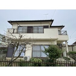 外壁の他に樋を新しくしたり、雨戸や軒天も塗装しなおしました。約30年ぶりに新築のような外観になりました。