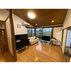 リビングのリフォームです。壁クロス張替えや床のフローリング張替えなど行いました。明るくきれいになりました。