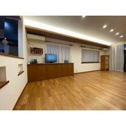LDKのリフォームです。
リビングはゆったりとした雰囲気を出すために天井近くにウッドパネルをつけ、間接照明で照らしました。
間接照明で天井面を照らすことにより、奥行き感が出てやわらかい光のくつろいだ空間になりました。