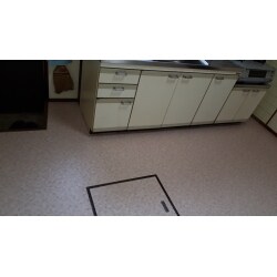 お台所のクッションフロアを貼替ました。淡いピンクで、全体的に明るくなりました。