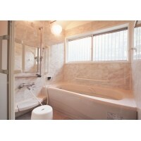 入口を三枚引戸にして開口のワイドなバスルームへ