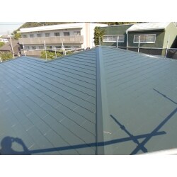 屋根塗装の前に棟板金の交換を行い、雨漏れ対策を行って、施工しました。