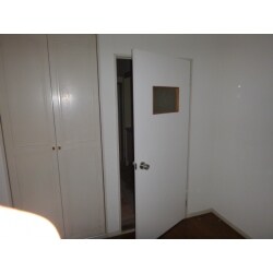 扉の表面の劣化(日焼け)があったので、建具のシート張りで対応しました。
