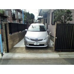 駐車場の地面と扉の修繕