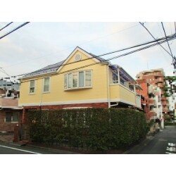 屋根・外壁共に、高圧洗浄で汚れを落とし、そのあと塗装を行ったことで、印象が明るくなりました。