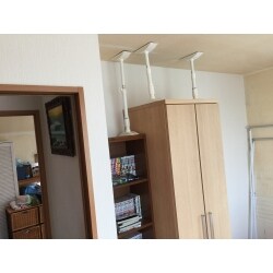 お部屋を区切る間仕切り壁を設置しました。木材で下地を組み石こうボードを張り壁紙で仕上げています。