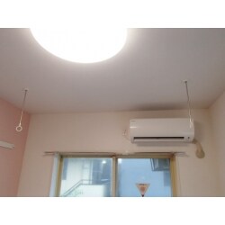 洋室に室内物干しを設置しました。