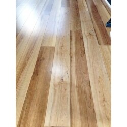 高級感のあるフローリングを張りました。