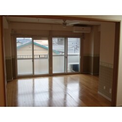 洋室2部屋を1部屋へ改装しました。部屋内の間仕切りを撤去、3枚引き戸の入口になっています。