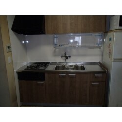 水廻り改修工事をおこないました。今回は、システムキッチン交換工事と在来浴室からユニットバスへ交換工事他をおこなっています。