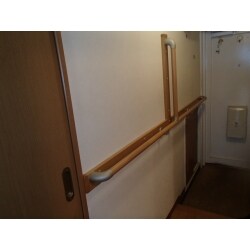 玄関廊下とトイレに手すりを新設しました。