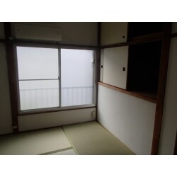 アパートの現状回復修繕工事を行いました。主な工事内容は、和室天井修繕、畳表替、襖張替、ガラス戸修繕、浴槽交換、トイレアクセサリー交換、天井・壁塗装替、網戸張替、ガスコンロ・瞬間湯沸かし器設置、ハウスクリーニング等です。