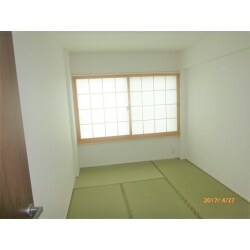 洋室を和室に改修し、2部屋の窓にインプラスを設置しました。