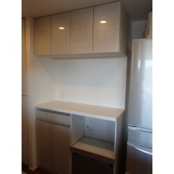 クリナップ製のカップボードを設置しました。システムキッチンに扉の面材を合わせる予定でしたが、あいにくマンション独自の柄で合わせることは出来ませんでした。しかし、お客様がセンスの良い・使い勝手も考えたものを選んで下さったので良いリフォームとなりました。