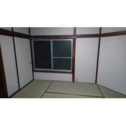 賃貸用アパートの1室のリフォーム工事を行いました。主な工事は畳表替、襖張替、照明器具交換、コンセント・スイッチ交換、火災報知器設置、ガス栓交換、天井･壁塗装替、壁クロス張替、網戸張替、カーテンレール交換、ハウスクリーニング等です。