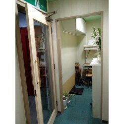 店舗の扉や木枠を塗装替えしました。既存は赤の派手な感じでしたが、ベージュ色に替え、落ち着いた空間となりました。