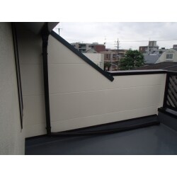 居室の屋上に、屋根とベランダがあり漏水してしまったので修繕をしました。色々な業者様が入っていたようですが、なかなか直りりきらなかったそうです。弊社で突き止めた原因は、屋根の板金や端部に劣化があり壁の中まで雨水が入ってしまったことでした。ですので、今回は屋根の板金やり直し修繕と端部のシール処理、壁サイディングの張替となりました。漏水修繕は、原因と思われる所を一つずつ工事しながら潰していくしかないので、工事期間が長期にわたりやすく、難しい工事です。弊社は経験豊富な職人が多数揃っておりますので、他社様がやり切れなかった工事の時でもご相談頂ければ最大限ご協力させて頂きます。