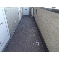 共用廊下と階段の長尺シートを張替えました。 漏水や水たまりもあった為、漏水補修や床勾配の補修を行いました。既存と比べても同じ廊下や階段とは思えないぐらいに、雰囲気が変わりました。