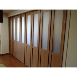 リビングに折戸を設置することで2部屋としました。「普段は開けっ放しにして開放的に使い、お客様が来たら閉めて見られないように！」といった使い方が可能です。