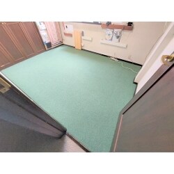 キャスター付きの椅子のご使用を想定して、
サンゲツのロールカーペット「サンライム2」に
張り替えました。
