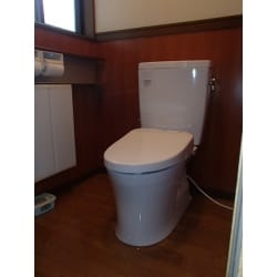 洗浄4.8Lの節水型トイレで、便器のフチ裏がないフチなし形状で掃除もしやすいです。