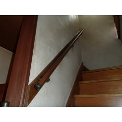 階段手すりが無かったので、設置しました。手すりを設置することで階段の昇り降りも安心になります。