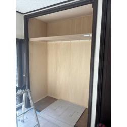 木造一戸建て住宅（在来工法）の耐震補強と水廻りの改修を行いました。
写真は外壁側の壁を耐震補強し、収納内なので化粧ベニヤ板と枕棚で仕上げました。