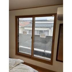 一戸建て住宅の全窓に2重窓（内窓）を取り付けました。写真は寝室の掃き出し窓です。