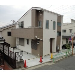 【新築】狭小・高低差のある土地に地下1階地上2階建