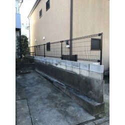 高さ２ｍのブロック塀の上半分をやり替えてフェンスに替えました。