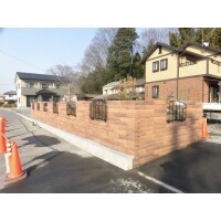 お家の外壁と合わせたレンガブロックの塀