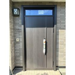 玄関ドアリフォームのご紹介です。
１日で工事が完了するLIXILリシェント　欄間付き親子ドアです。
高断熱仕様で付けたその日からお家の中の温度の変化が実感できます。
また、防犯性能も高い為安心できます。