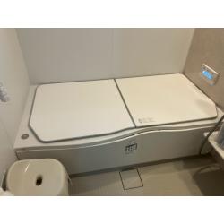 ユニットバスLIXILリデアの施工をさせて頂きました。
浴槽は高断熱浴槽（国のリフォーム補助対象工事）節水タイプの節湯水栓やシャワーヘッド
床は、水はけがよく滑りにくいしかも掃除がしやすいキレイサーモフロアです。