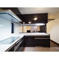 シックで機能的なキッチン