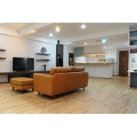 無垢材の床の温もりが心地よい、明るく開放的なリビングが実現