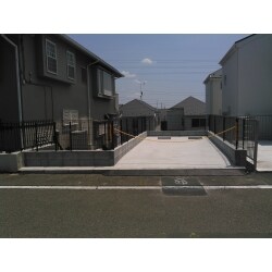 丈夫な鉄骨架台駐車場と土留め擁壁