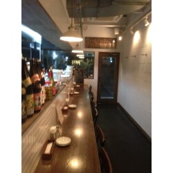 中華料理店を思わせる原色の色使いから、ナチュラナルな風合いのカウンターを採用、落ち着いた雰囲気のある店舗に仕上がりました。