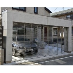 建物を、重点にしたシンプルなコンクリート肌風の電動シャッターと連携する大型カーポート屋根、バイクの出入りもあるとお聞きしたので後ろ両脇に各2本の柱、お車からの乗り降りとバイク出入りに邪魔にならない様なカーポート屋根の設置になりました。