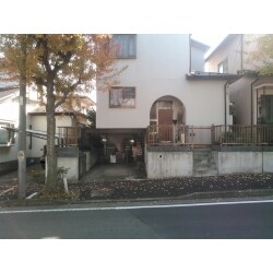 正面の建物左側駐車場上が、シロアリ被害で傾いてました。
駐車場上の中二階のお部屋だけを取り除き、重量鉄骨架台組んで、お部屋を復旧致しました。