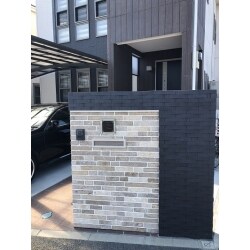 スタイリッシュな雰囲気のご自宅の玄関・駐車場廻りのリフォームをご依頼くださいました。お家の雰囲気に調和しつつもインパクトのある門柱を造作しました。忍ばせたライトを夜に照らせば、フォーカルポイントに。周囲からお家の奥への目線をカット致します。