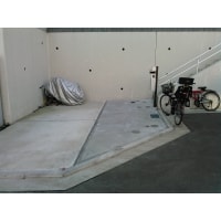 駐車場土間コンクリートと外階段手摺