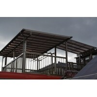 2階のテラスに屋根を設置、雨をしのげる憩いの場に